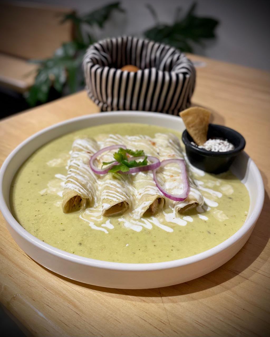 Enchiladas verdes con crema y cebolla morada