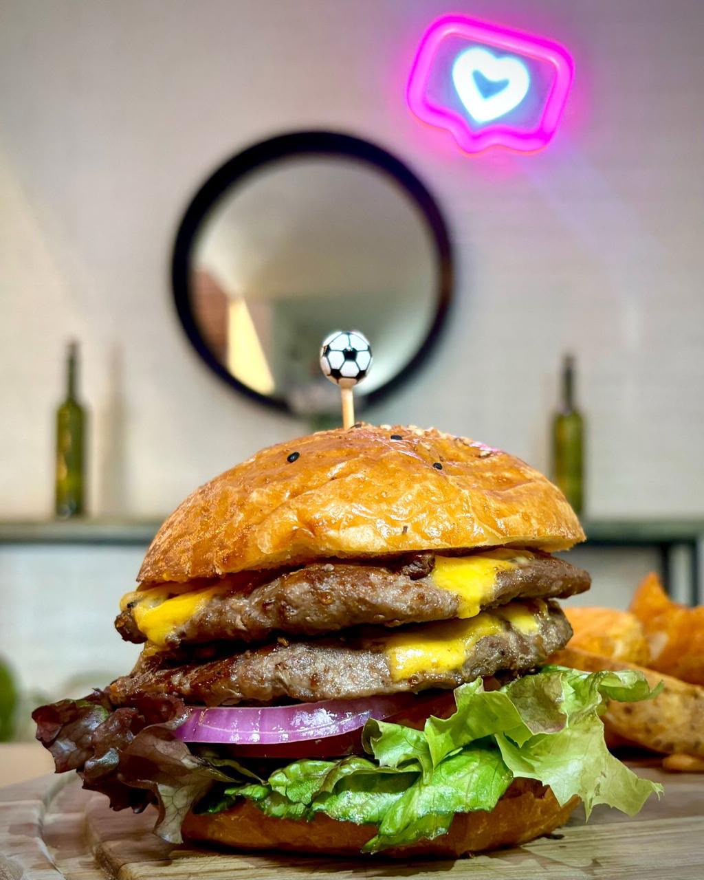 Hamburguesa doble de Rudy’s con queso, carne y vegetales