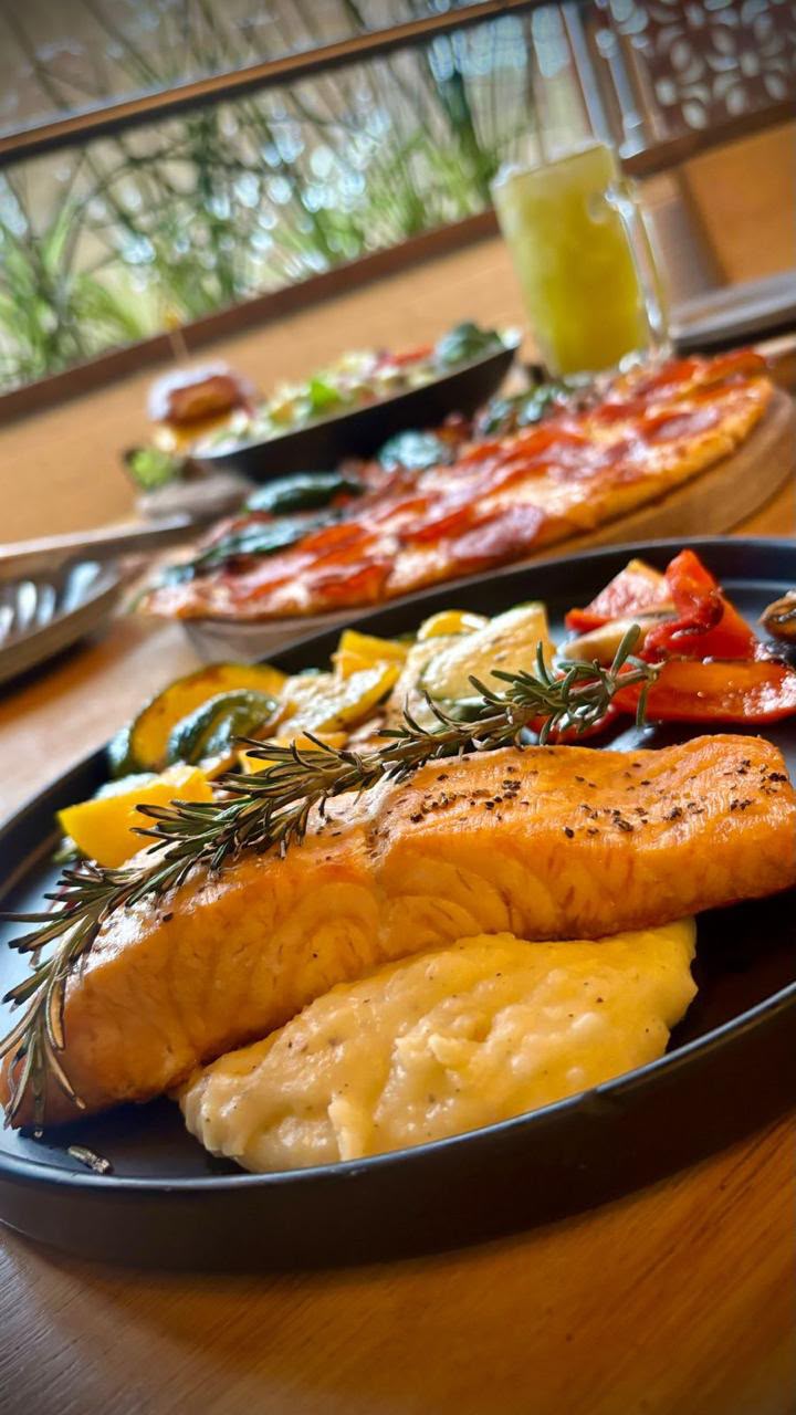 Salmón con vegetales y puré
