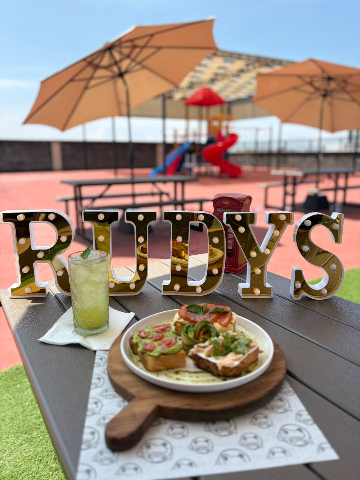 Toast y bebida en la terraza de Rudy’s