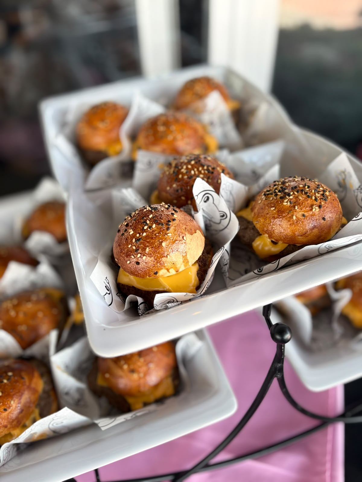 Mini hamburguesas en una bandeja