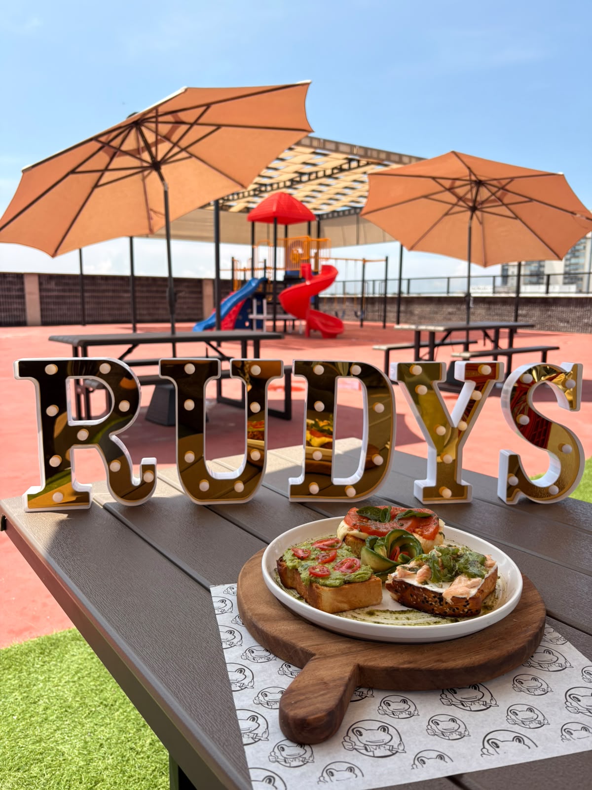 Toast en una mesa de la terraza de Rudy’s
