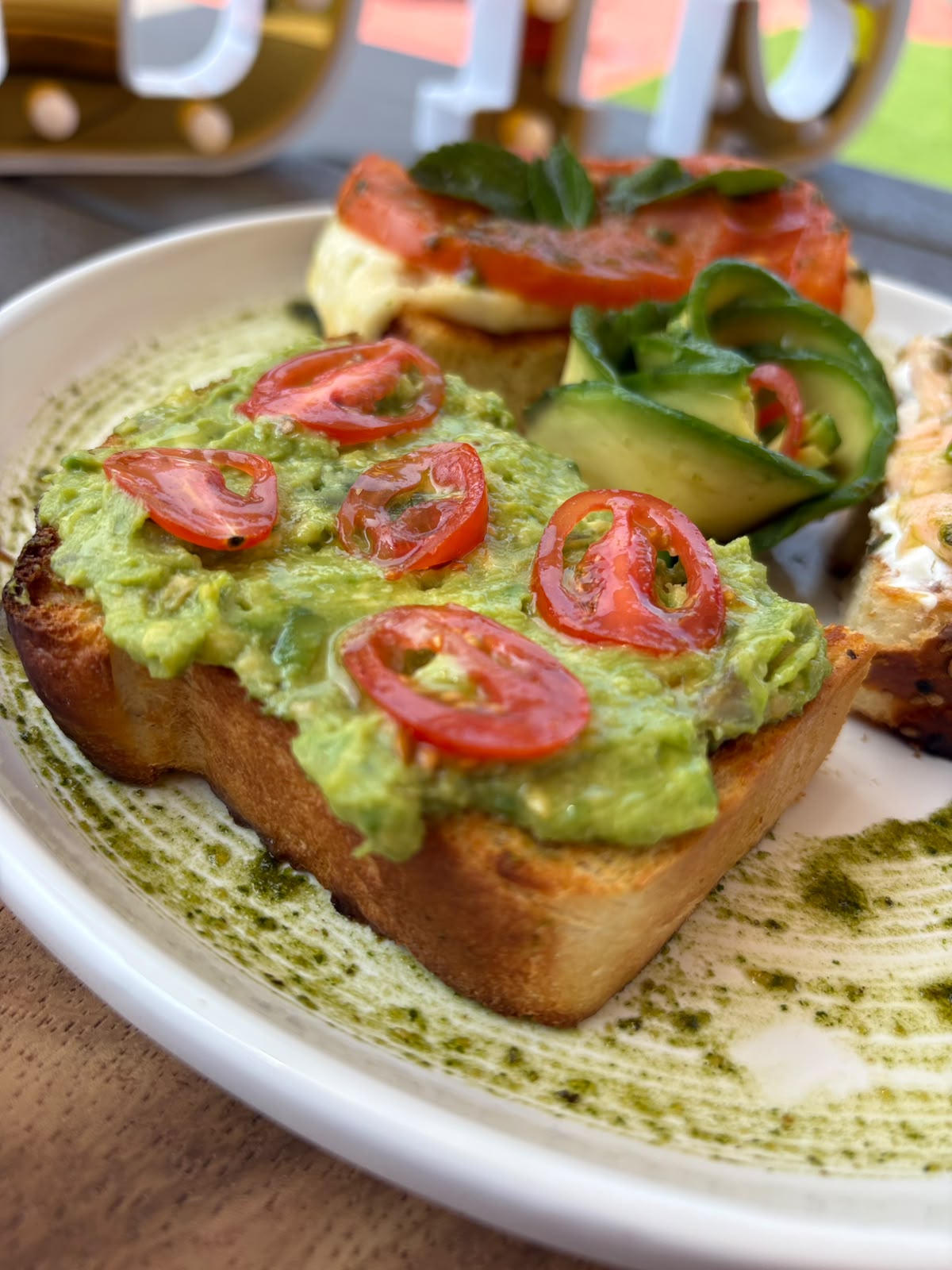 Toast de aguacate con tomate cherry