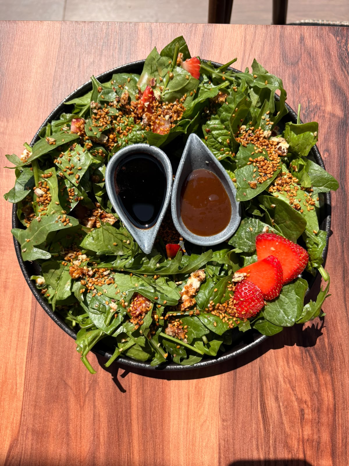Ensalada con fresas y dos aderezos