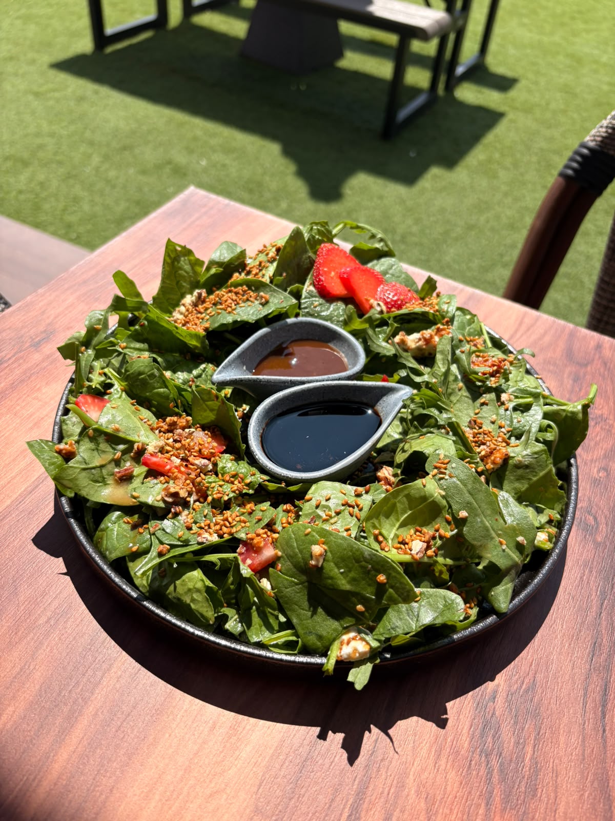 Ensalada de hojas verdes con fresas