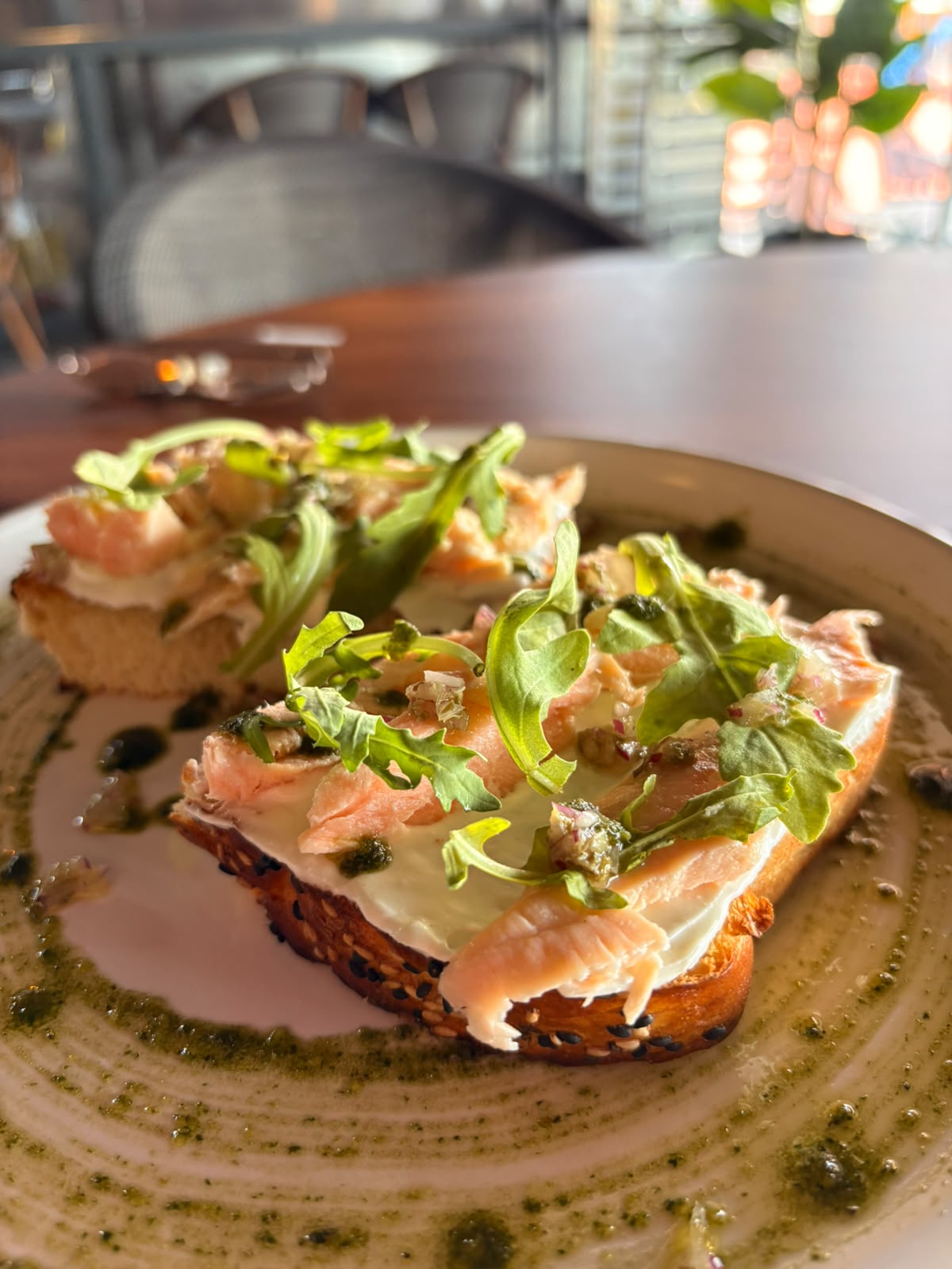 Toast de salmón con hojas verdes